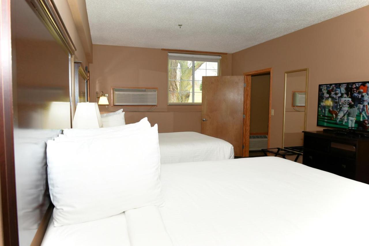 Cobblestone Inn & Suites - Denison | Majestic Hills Kültér fotó