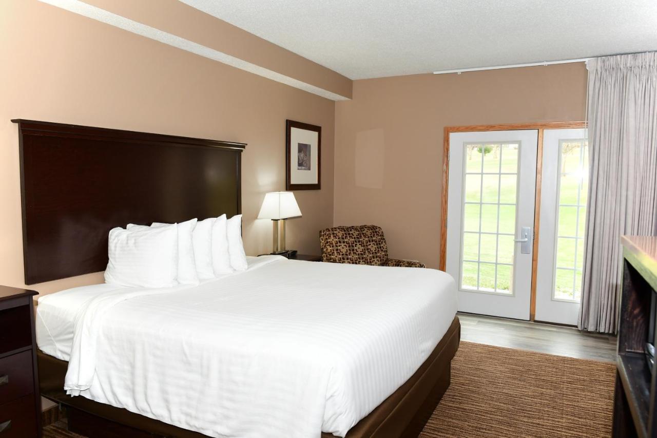 Cobblestone Inn & Suites - Denison | Majestic Hills Kültér fotó